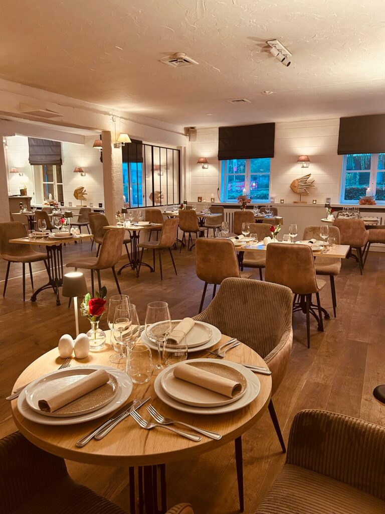 salle du restaurant, chouette ambiance intime avec plusieurs petites tables bien décorées avec des bougies