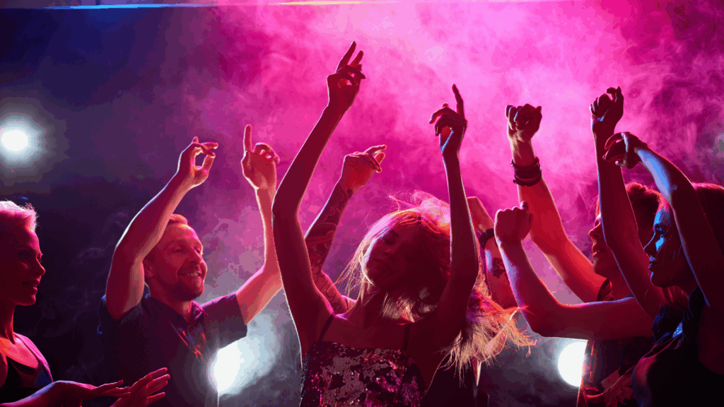  soirée du 21 juillet personnes dansant sur la piste pour fêter l'événement à l'auberge de boendael